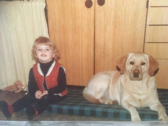 Kristin som barn sammen med hunden Honey